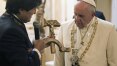 Papa visita detentos na Bolívia e pede melhoria de condições em prisões