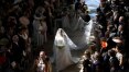 Subvertendo a tradição, cada vez mais noivas avançam sozinhas em direção ao altar