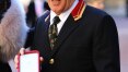 Rod Stewart é nomeado cavaleiro em cerimônia no Buckingham Palace, em Londres