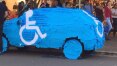 Carro parado em vaga para deficientes é alvo de 'pegadinha'