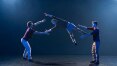 Trio britânico brinca com a ideia de amizade entre rapazes em show acrobático