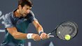 Djokovic sofre, mas vence jovem russo e vai às quartas em Melbourne