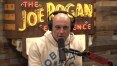 Quem é Joe Rogan, alvo de críticas por seu podcast no Spotify