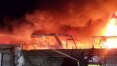 Incêndio destrói 21 ônibus em garagem de empresa em São José dos Campos