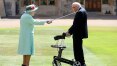 Rainha Elizabeth II reaparece para condecorar capitão Tom Moore
