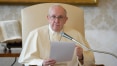 Papa Francisco reagiu bem à cirurgia no intestino, diz Vaticano