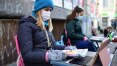 Com pandemia, adolescente italiana faz aula on-line em frente a sua escola em protesto