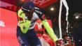 Ciclista abandona Giro da Itália após se ferir com rolha de espumante no pódio; veja vídeo