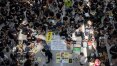 Manifestantes de Hong Kong protestam em aeroporto para sensibilizar turistas