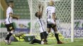 Cauê festeja primeiro gol pelo time do Corinthians com abraço no ídolo Jô
