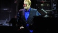 Elton John critica prefeito de Veneza que tirou das escolas livros sobre famílias gays