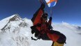 Sul-africano se torna a primeira pessoa a voar de parapente no Everest de forma legal