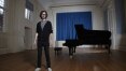 Pianista que sofreu abusos sexuais na infância conta como a música clássica transformou sua vida