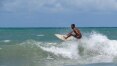 Campeonato na Paraíba convida participantes a surfarem nus