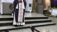 Cão 'Zezinho' acompanha padre em missa e encanta fiéis em Olímpia
