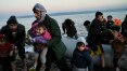 Criança morre afogada após barco de imigrantes virar no litoral da Grécia