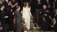 Melania Trump é aplaudida ao chegar ao Congresso para acompanhar o discurso de seu marido
