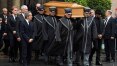 Sob chuva, centenas de fãs fazem fila para dar adeus a Niki Lauda em funeral