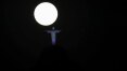 Eclipse lunar total e maior superlua do ano acontecem de forma simultânea nesta quarta; veja fotos