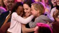 Com as filhas, Angelina Jolie recebe prêmio pelo papel de Malévola 
