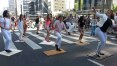 Grupo de sapateado bloqueia Paulista em ato a favor de abertura