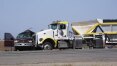 Colisão entre veículo de passageiros superlotado e caminhão deixa 13 mortos na Califórnia