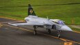 Caça sueco Gripen faz primeiro voo no Brasil