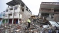 Em meio ao caos provocado por terremoto no Equador, médico atende na rua