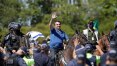 Montado em cavalo, Bolsonaro cumprimenta apoiadores em manifestação pró-governo