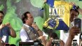 Em clima de campanha, Bolsonaro exibe camiseta com mote eleitoral e elogia ‘candidato’ ao STF