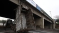 Caminhão com caçamba levantada entala na Ponte do Piqueri