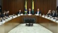 Bolsonaro discute medidas em primeira reunião com ministros e vice