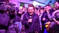 Bono e The Edge, do U2, fazem show em metrô de Kiev, na Ucrânia
