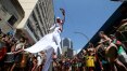 ‘Malandro’ em pernas de pau desfila com multidão: é o carnaval ‘vetado’ no Rio