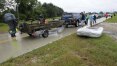 Exército de voluntários vasculham os bairros inundados de Houston