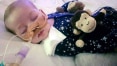 Pais de bebê britânico com doença terminal passam os últimos momentos ao lado do filho
