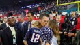 Gisele Bündchen comemora com Tom Brady no gramado do Super Bowl