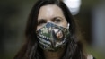 Deputada vai à Câmara vestindo máscara com a frase de Bolsonaro: 'E daí?'