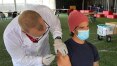 Alexandre Pato e a mulher, Rebecca Abravanel, são vacinados contra a covid-19 nos EUA