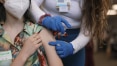 EUA vacinam metade da população adulta contra a covid-19