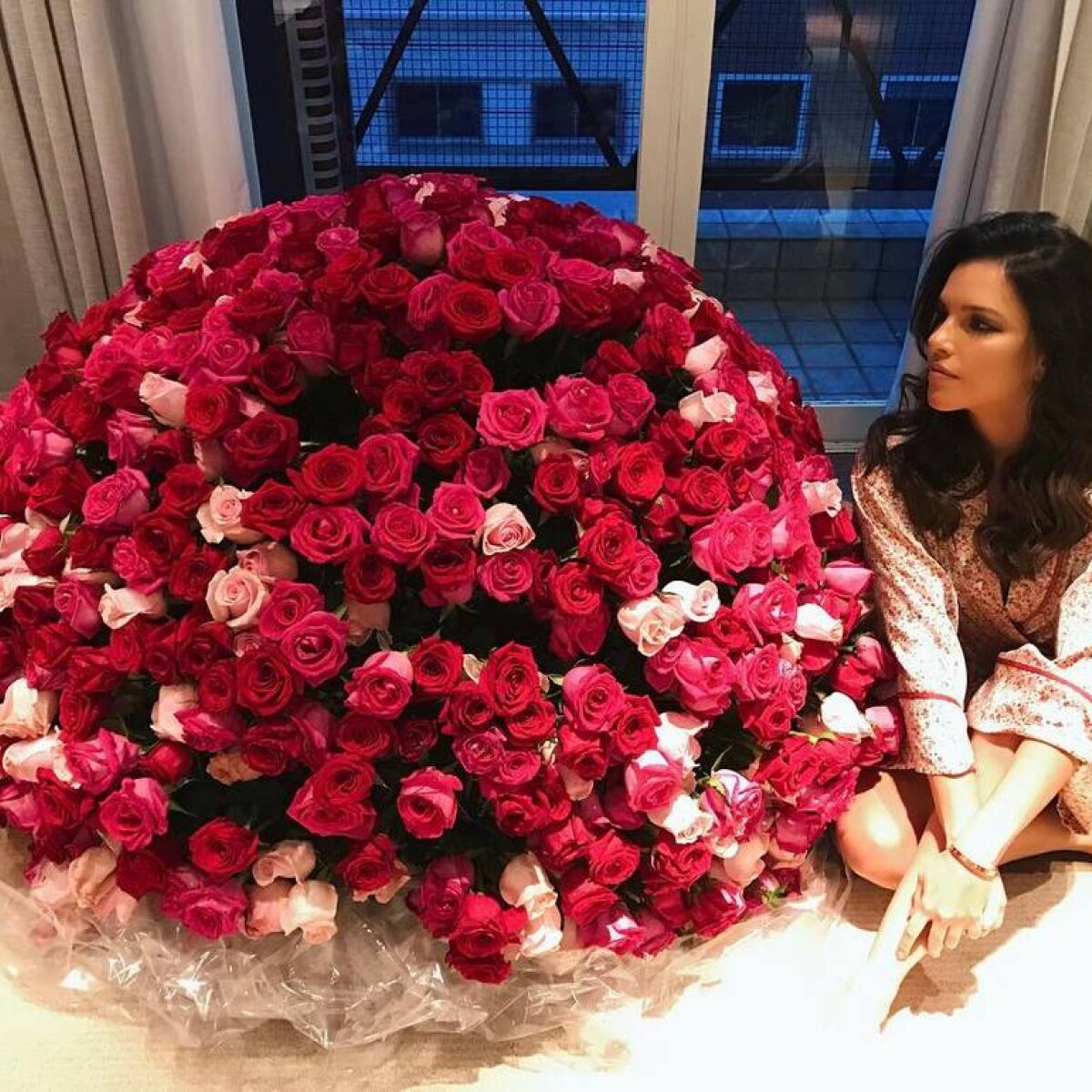 Featured image of post Fotos De Buque De Flores Gigantes A decora o fica por conta de um bel ssimo buqu de rosas brancas ros champanhe e cor de rosa