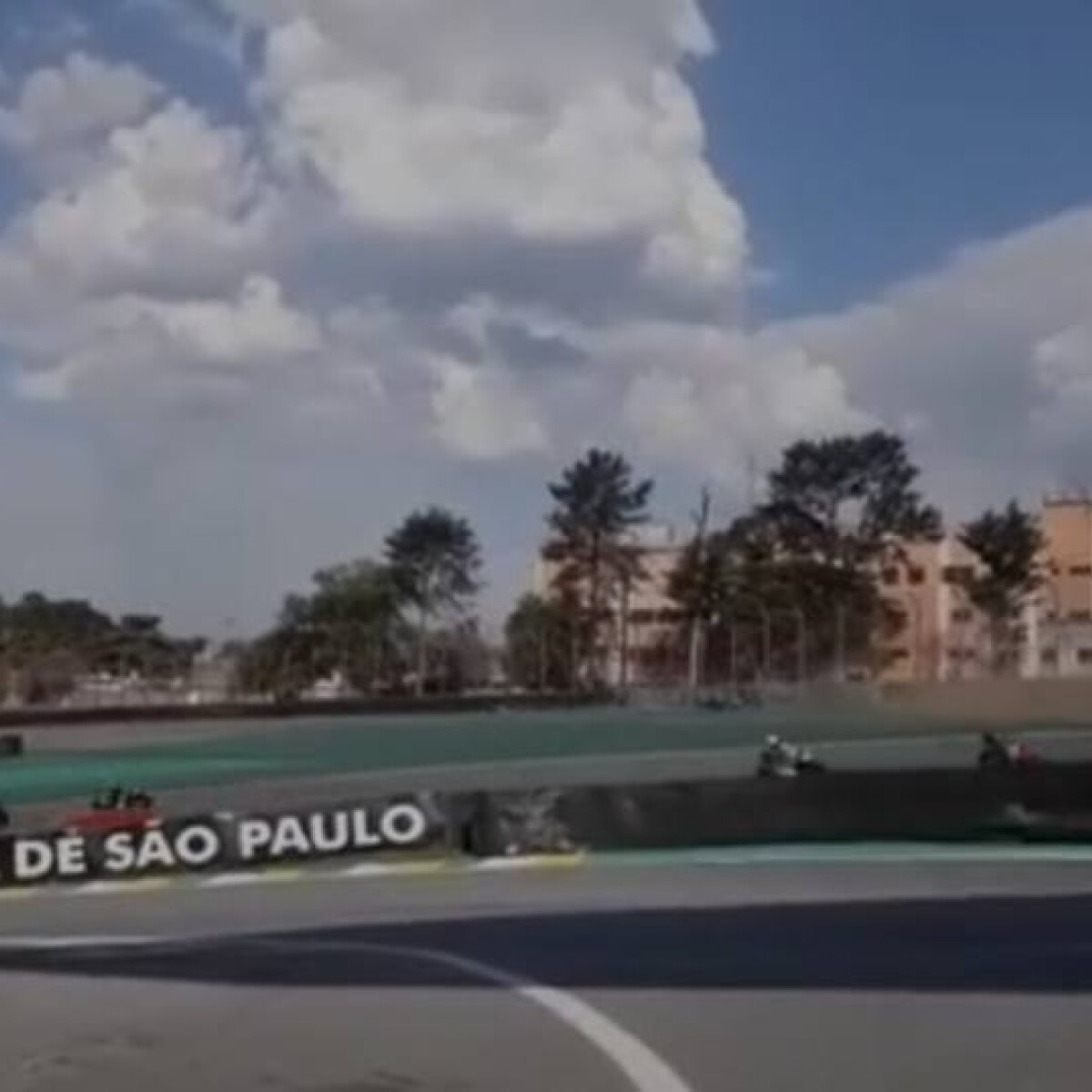 VÍDEO: Pilotos sofrem acidente impressionante em corrida de motos