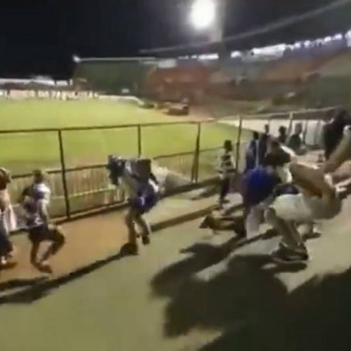 Torcida do Taubaté repete meme e comemora vitória com 'parkour' - Futebol -  Fera