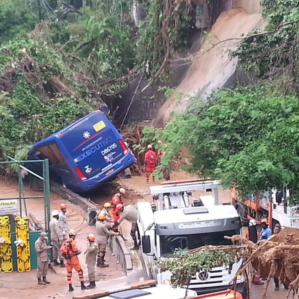 Resultado de imagem para uma forte chuva desaba no dia 6 e mata 7 pessoas no Rio de Janeiro