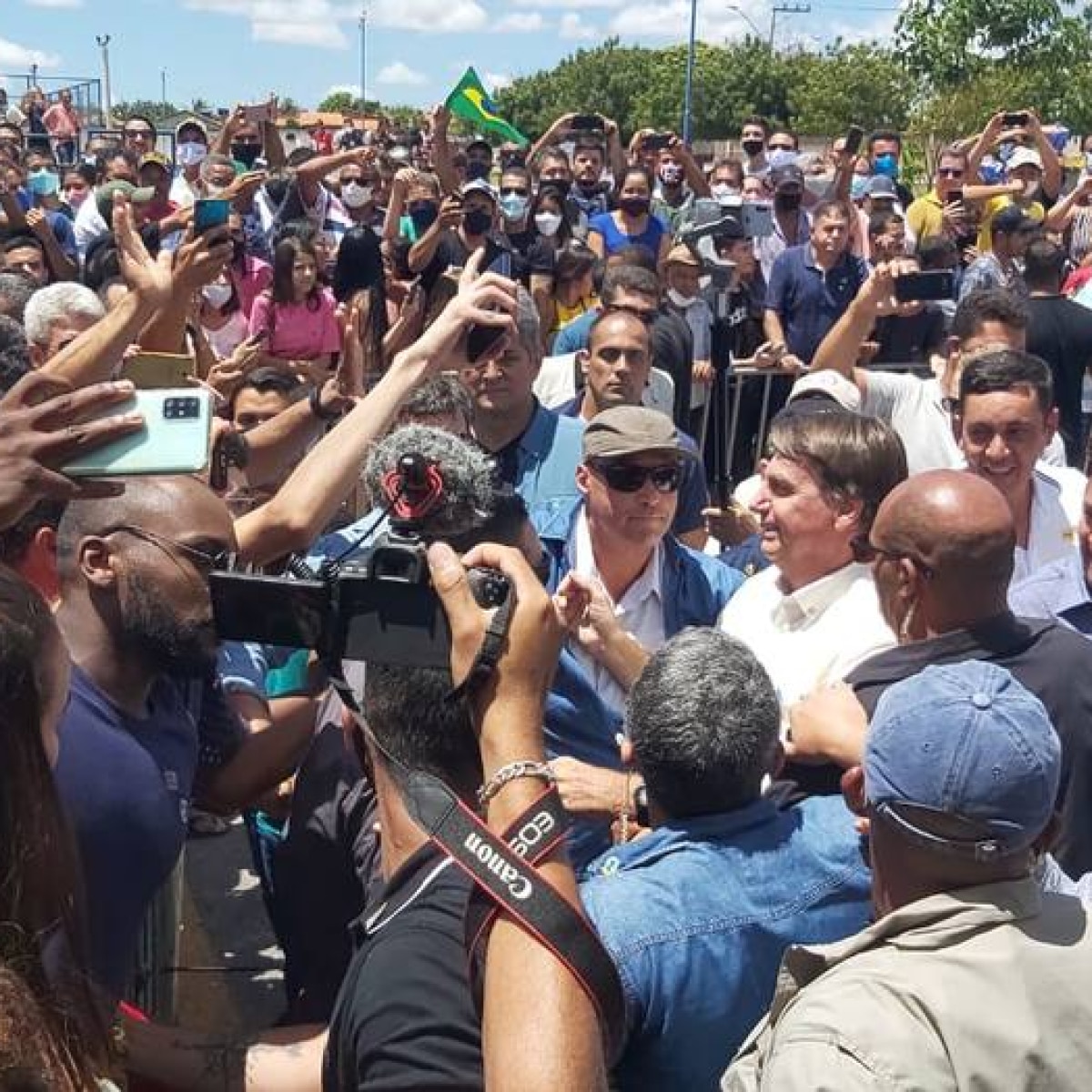 Com aglomeração e sem máscara, Bolsonaro inaugura trecho de rodovia no  interior da Bahia - Política - Estadão