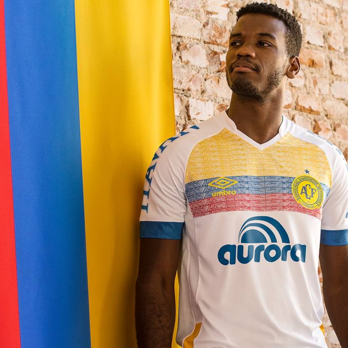 Com camisa em homenagem à Chapecoense, Monteiro vence Rogerinho em