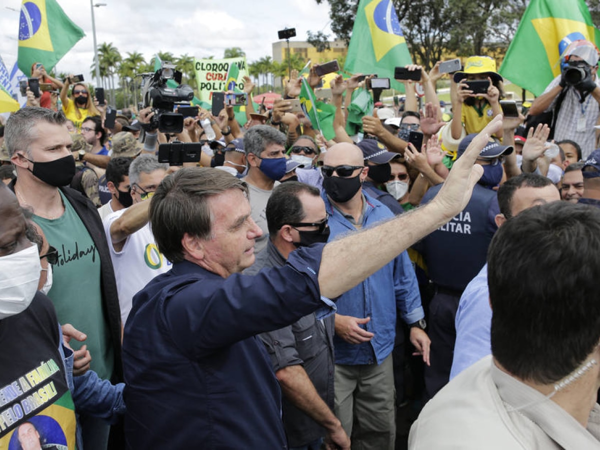 Bolsonaro vai ao encontro de apoiadores após sobrevoar carreata pró-governo  em Brasília - Política - Estadão