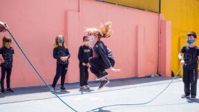 Crianças da escola Tarsila do Amaral, na zona Norte de São Paulo, brincam de pular corda na área livre do colégio, em outubro deste ano. Durante pandemia, crianças passaram por processos difíceis e sofreram diversas mudanças Foto: Tiago Queiroz/Estadão - 