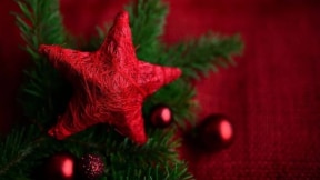 Imagem ilustrativa de enfeite de estrela sobre árvore de Natal Foto: Pixabay/@congerdesign