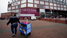 Jogo entre Aston Villa e Burnley foi adiado duas horas antes do apito inicial, quando torcedores já estavam nos arredores do estádio. Foto: David Davies/PA via AP